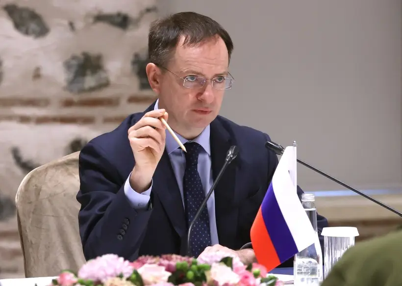 Помощник президента РФ Владимир Мединский отметил, что российская делегация настроена на серьезную, профессиональную работу. Фото